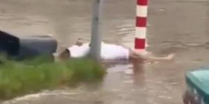 بسبب الأمطار بجدة.. وفاة سعودى صعقا بالكهرباء بعد لمسه عمود إنارة .. فيديو - أخبار بلس 24